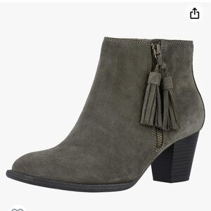 Vionic Madeline Exclusive Olive green size 8.5 Wide  tassels chunky Heels Zipper